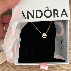 Sparkling Round Halo Pendant Collier
Necklace
14k gold plating